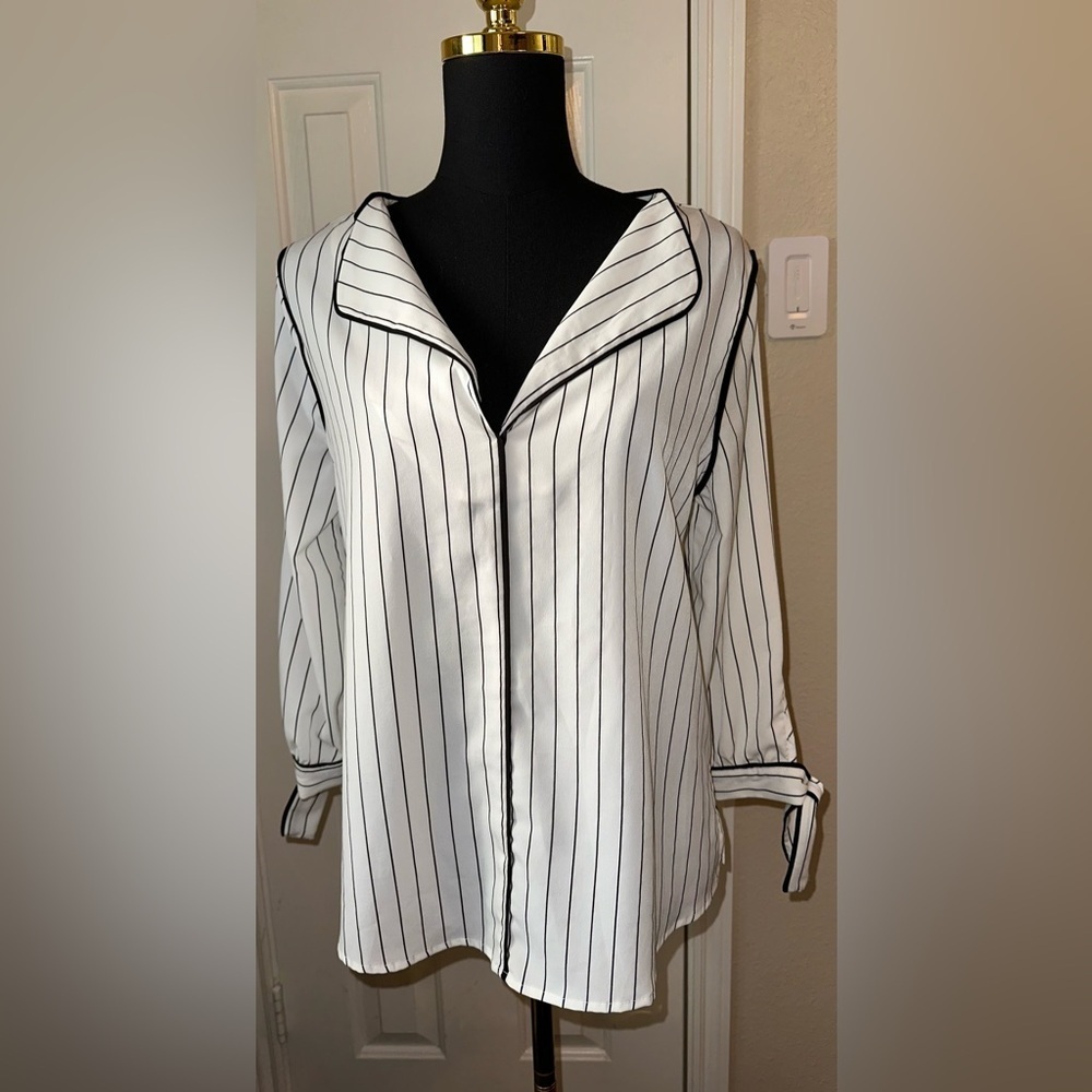 Sweet Wanderer White Black Stripe Long Sleeve Size L V-Neck Tie Cuff Silky